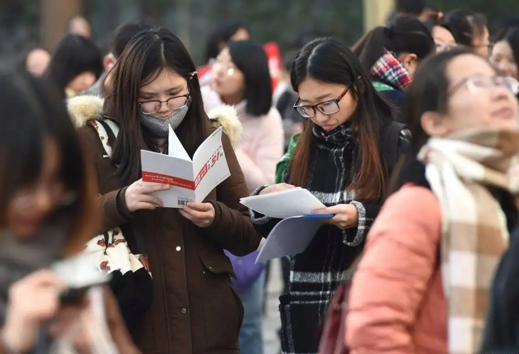 2023年国考该报名了! 应届生迎来好时机, 拿下“铁饭碗”几率大增