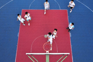 让校园洋溢青春活力——渝南田家炳中学开展初二高二男篮赛