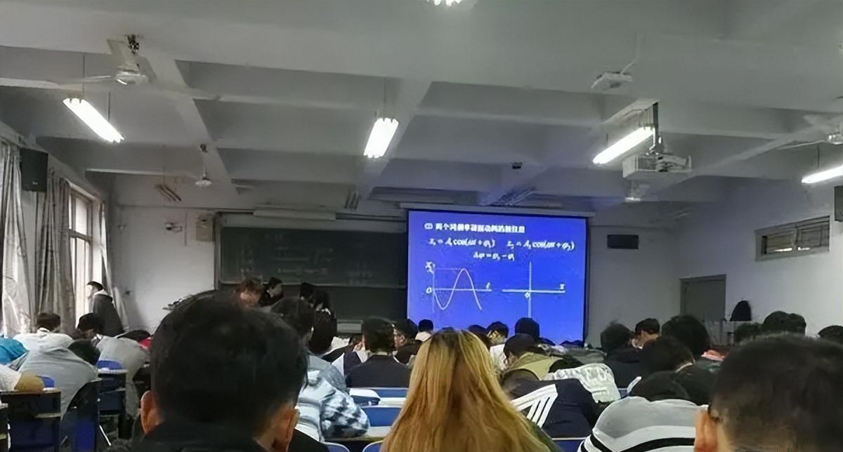 一大学教授上课忘关投影仪, 聊天内容随之曝出, 让人不忍直视