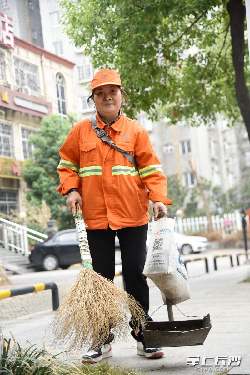 51岁的长沙环卫大妈坚持读书和写作，自考圆大学梦