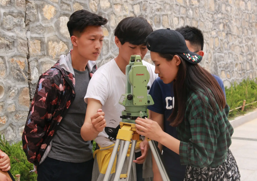 建筑系男生因作业太复杂，跪在地上声泪俱下，都给室友整不会了