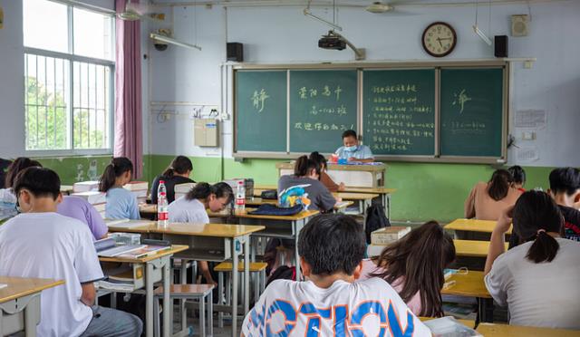 河南某老师的工资结构走红, 年终奖是亮点, 高中与初中差别真不小