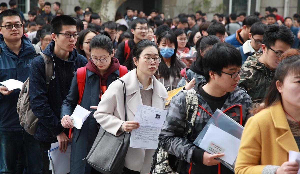 三无家庭的农村孩子, 大学毕业后考上异地公务员, 算得上成功吗?