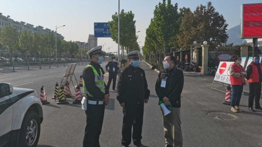 泰山景区交警护航全国成人高考