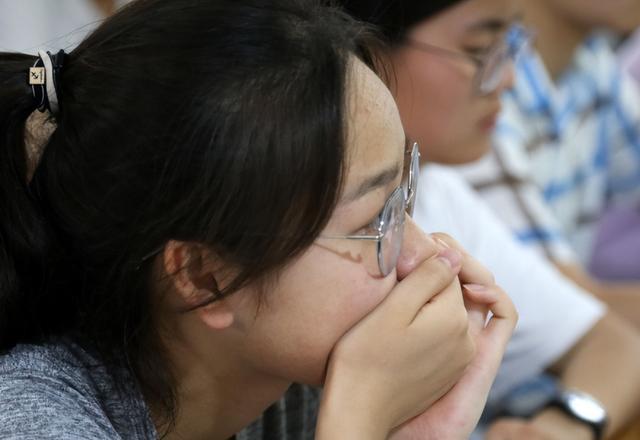 高三女生晚自习请假回家, 说出原因后忍不住流泪, 母亲看着心疼