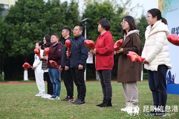 滇池度假区实验学校百名老师校内健步走 生态文明教育从教师做起