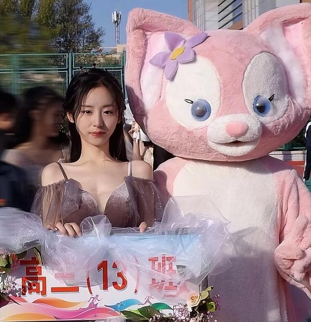 她到底做错了什么？
举牌女生穿礼服被骂不正经，学校也被牵连！