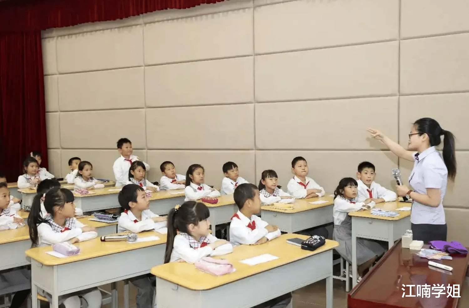 小学生上公开课有多搞笑? 各种“骚操作”轮番上演, 老师: 太难了