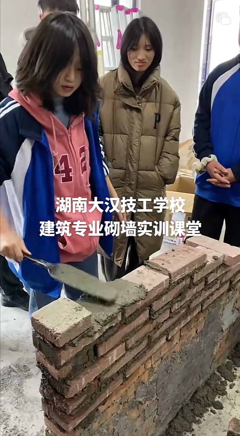 湖南一学校教学生砌墙, 现场犹如工地, 网友: 也太坑了