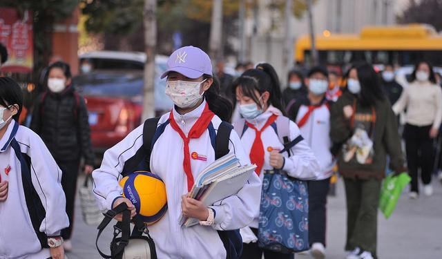 河北石家庄学校接连中招, 现各中学开启放假接力赛, 家长: 乱套了