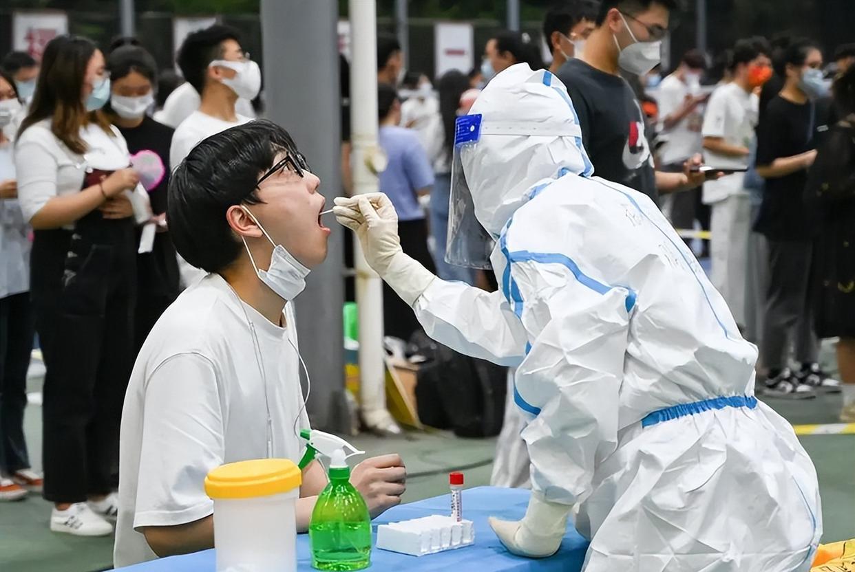 高校男孩穿背心做核酸, 校领导怒斥毫无底线, 通报批评必须写检讨