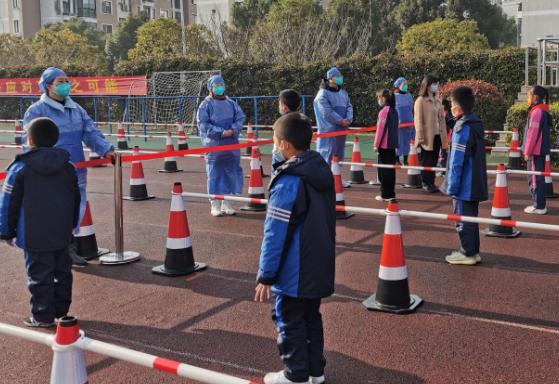 河南某学校学生返乡, 导致江西一地出现“确诊”, 中小学紧急停课