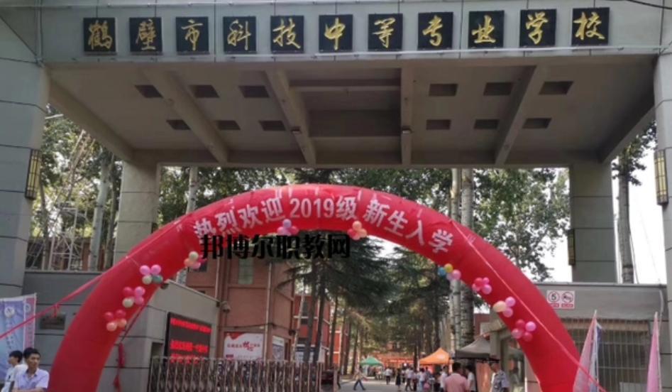 河南一中专女生校内被霸凌, 家人跪在校门口讨说法, 相关部门回应