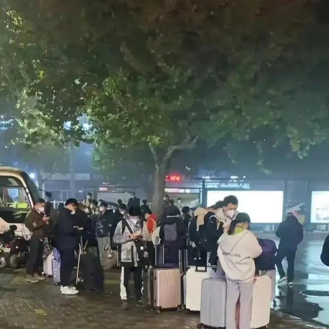 请假代替放假, 河北多地有大学生连夜离校, 但高校要负起责任才行