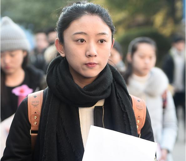 上海师太走红, 有钱捐款但没钱供女儿读大学, 这可不是真的行善