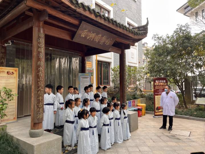 “感受中医文化, 百草浸润童心” , 浙江大学幼儿园玉泉分园举行中医药进校园系列活动