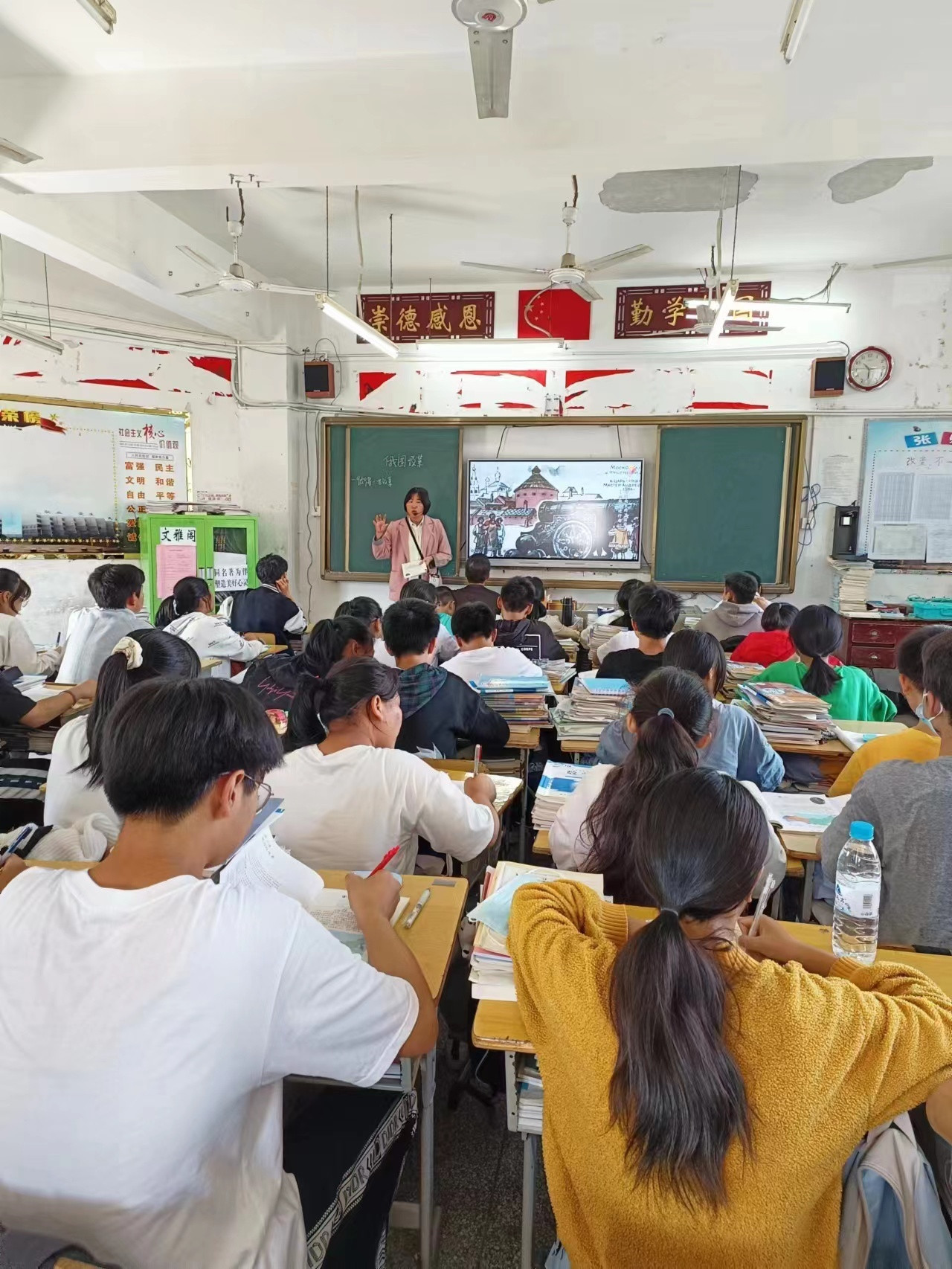 初绽风采, 聚力前行——记遂川思源实验学校青蓝工程新老师过关课