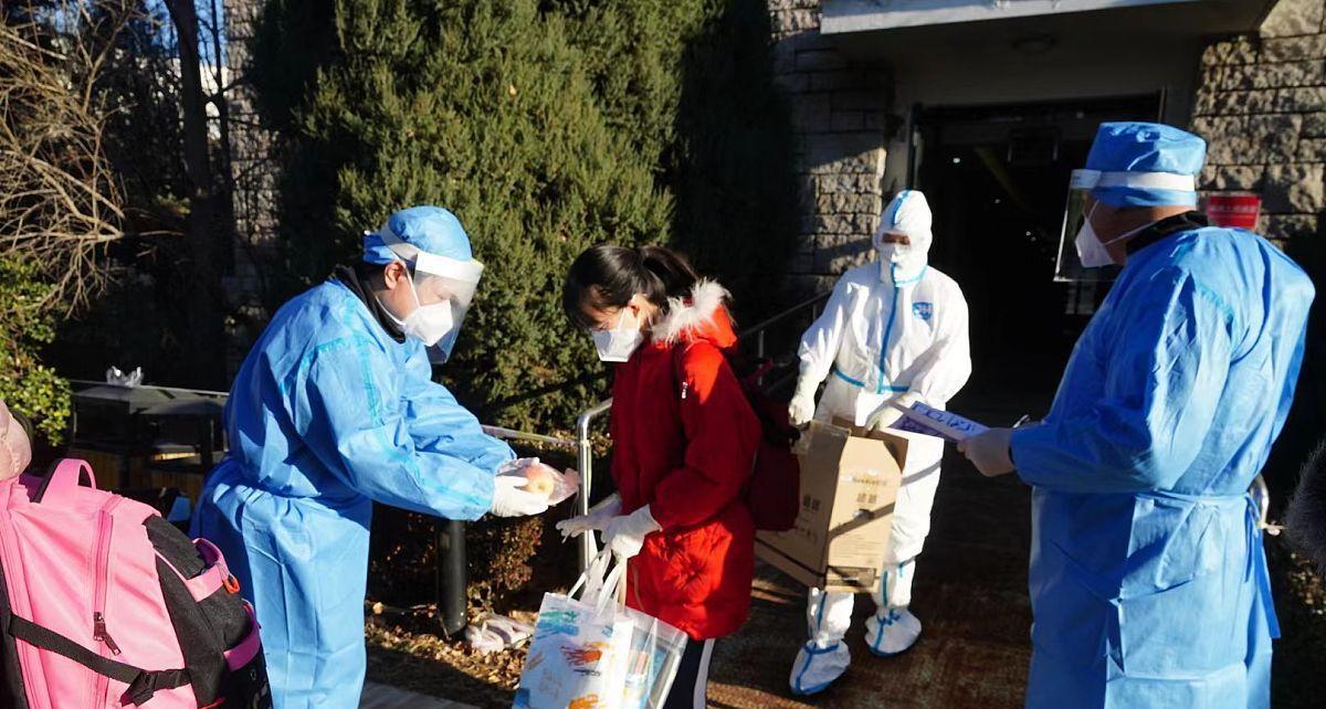 广州部分地区感染者持续增加, 学生继续上网课, 家长: 线上毕业