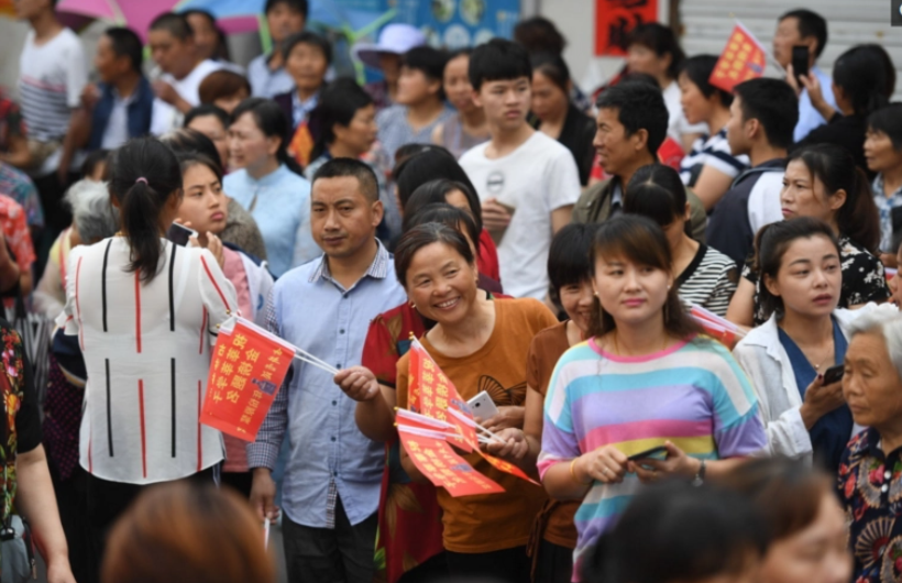 亚洲最大高考工厂停课, 万名复读生上网课, 家长: 这里从无网课经验