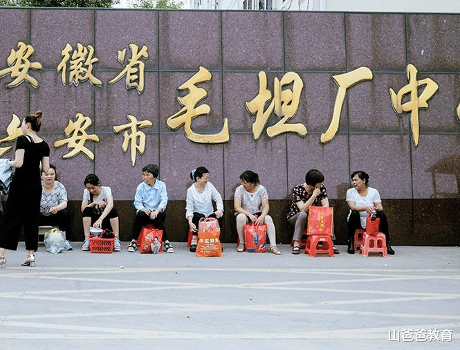 毛坦厂中学被迫陷入停滞, 超万名高中生被迫停学, 家长心中很焦虑