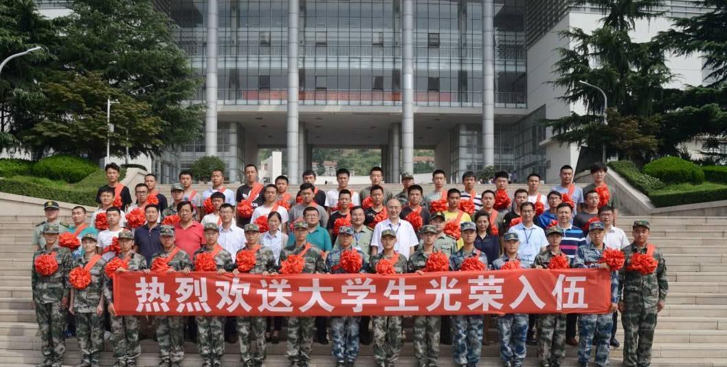 当兵是从大学入伍好还是从家里入伍好? 看完涨知识了