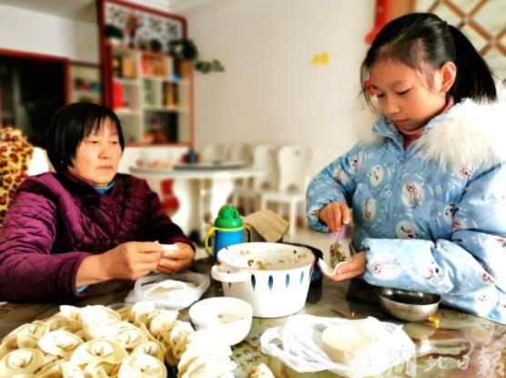 巴东县官渡口镇中心小学学生在家学习劳动技能