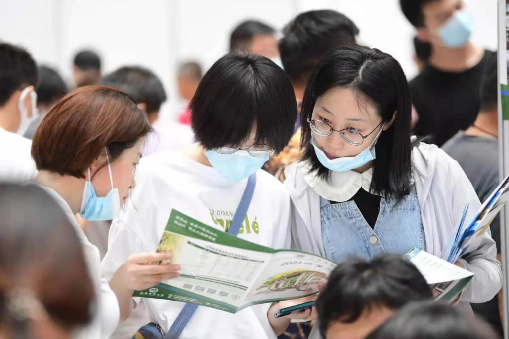 省内外读大学也有说道, 学生选择要慎重, 仔细衡量后再做决定