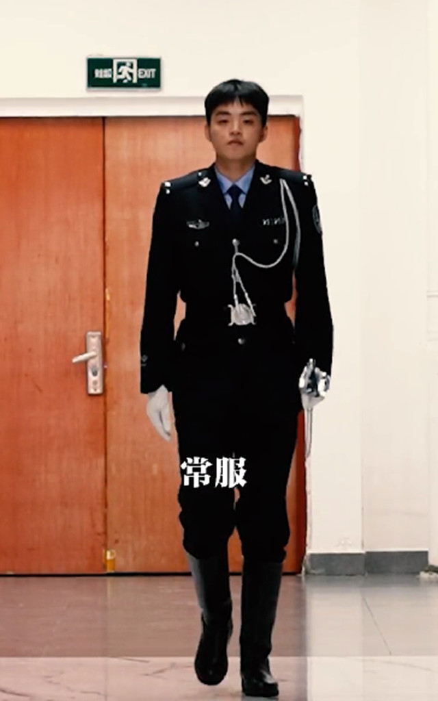 广西警察学院, 上演“警服时装秀”, 网友: 把笑场的那个打30大板