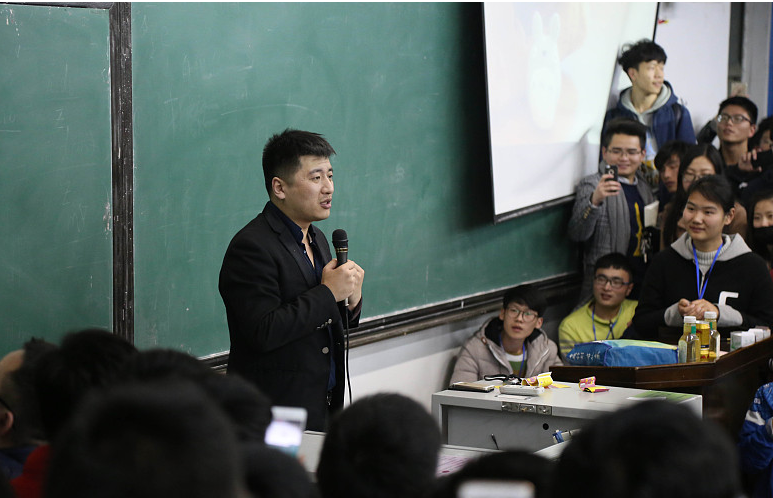 张雪峰奉劝家长, 这些专业学完好像白学, 别再把孩子往坑里推