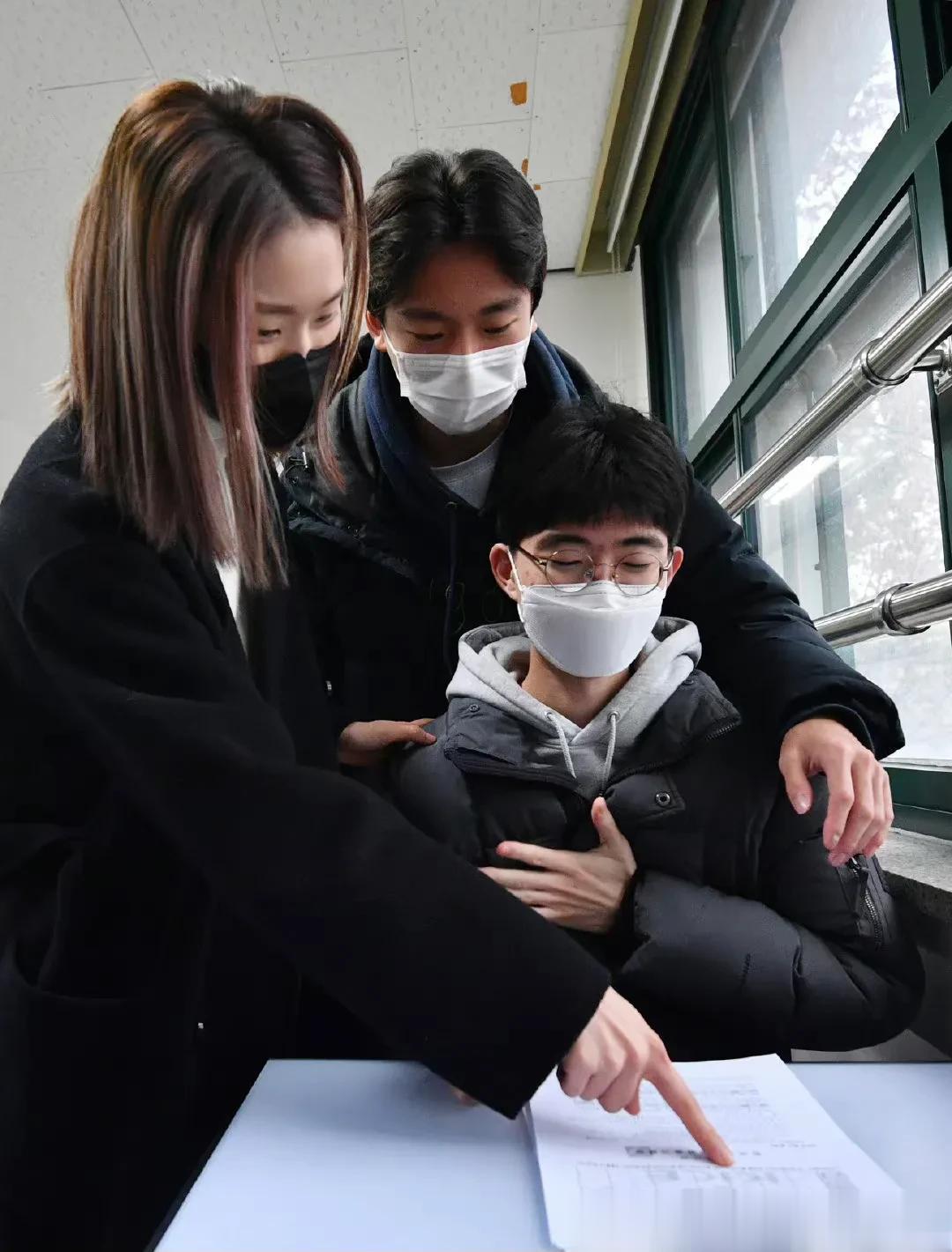 有喜有悲！12月9日，韩国年度大学入学能力考试（高考）成绩公布，来自浦项制铁高中的崔秀赫和蔚山现代青