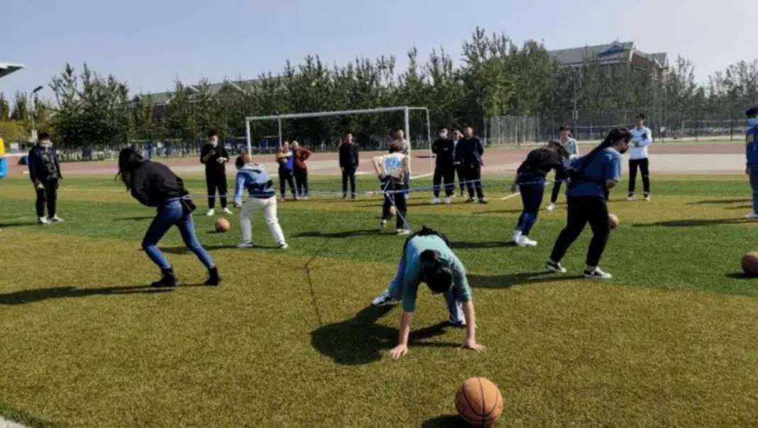 大学专业能干啥, “辅导员掉进水里”的话题给出答案, 看完秒懂