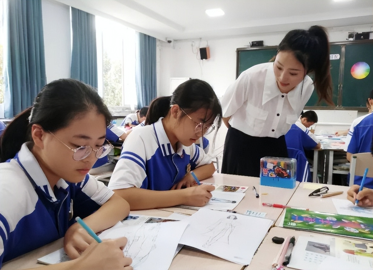 某校一女老师, 利用个人时间为学生无偿补课, 却遭到反感和投诉