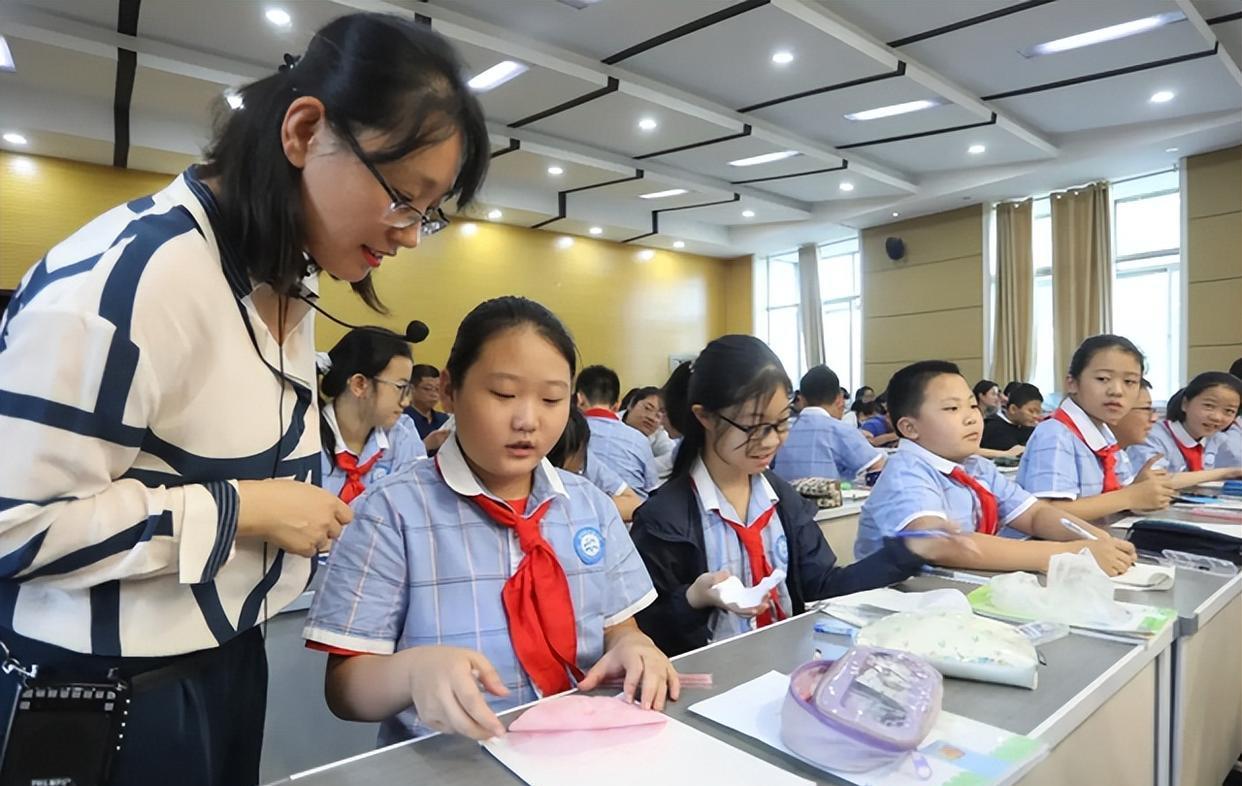 教师薪资或将上涨? 但部分年轻教师可能要“搭钱”, 让人难以接受