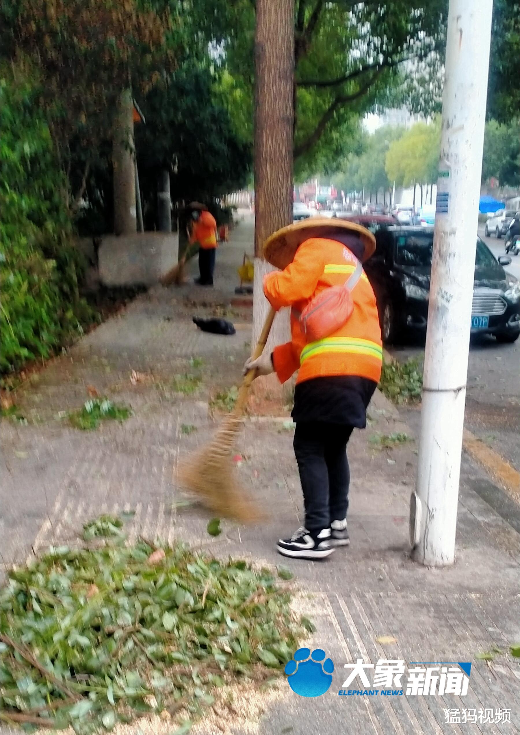 爱写诗的环卫工黄新生: 年近五十重考大学, 只为“人生不能一笔划过”