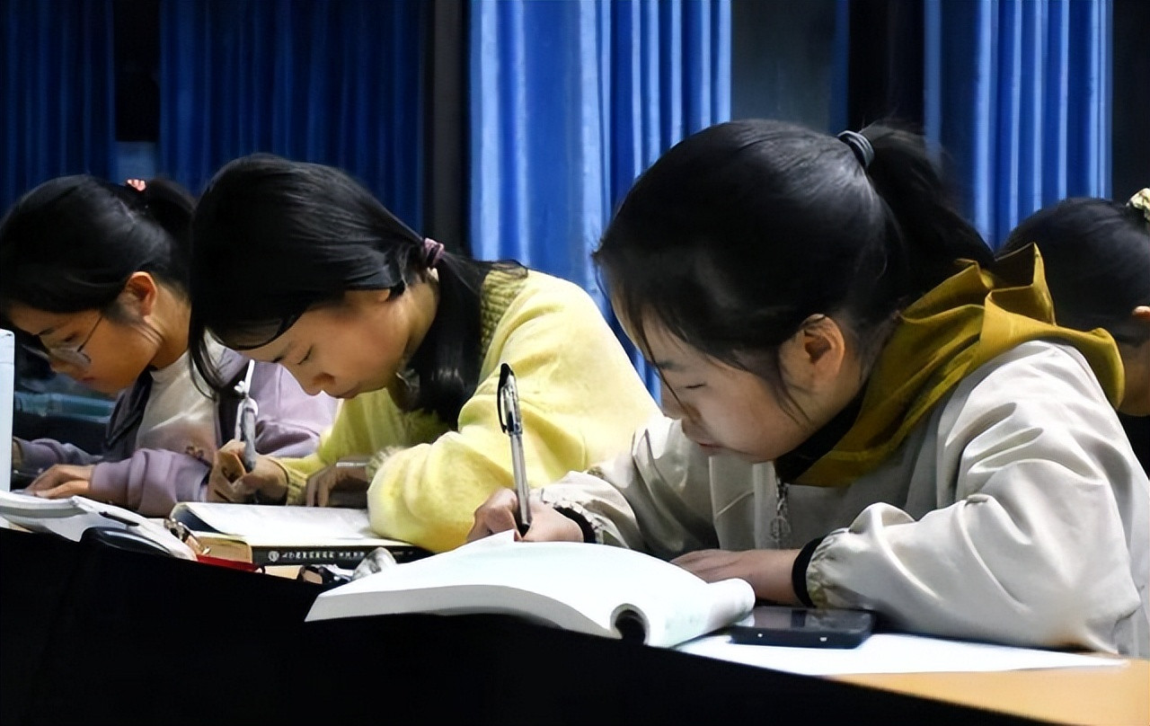 老师直播晚自习, 让网友帮忙监督学生, 评论区让人笑得肚子疼