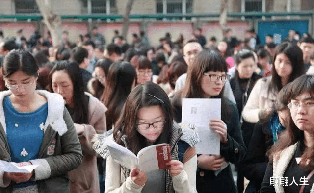 公务员考试如期进行, 报考人数连年递增, 用巧计降低竞争压力