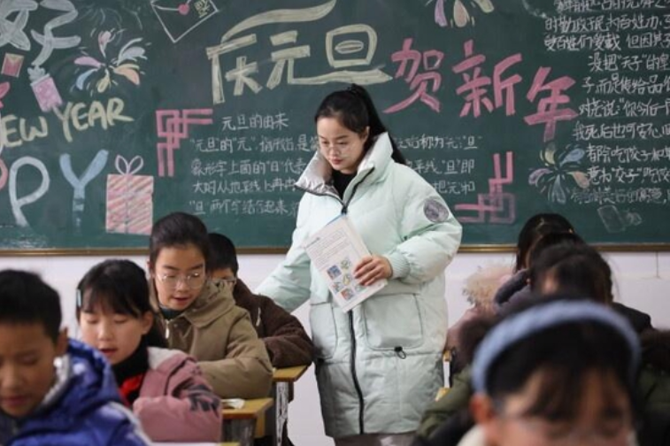 “撕伞老师”悄然出现: 因为自己淋过雨, 就要将别人的伞撕碎