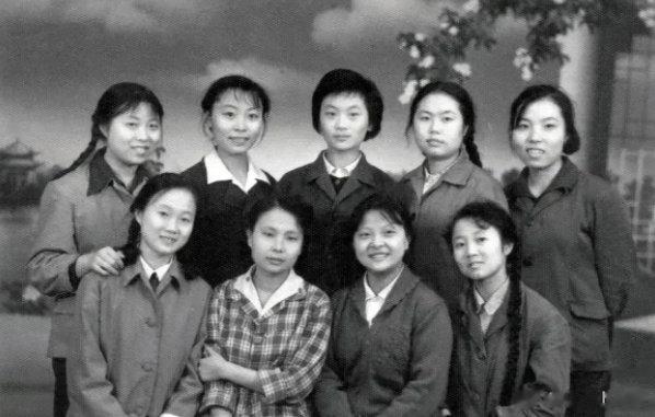 1980年我们9位女同学的高考合影留念，那个年代青春靓丽，35年再相聚，还是原来的位置，那么温馨。3