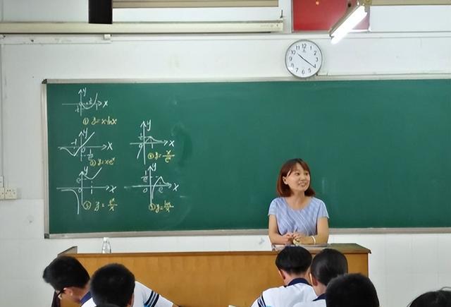 都说中小学教师月薪3000元, 为啥还能开宝马上班? 并非都是富二代