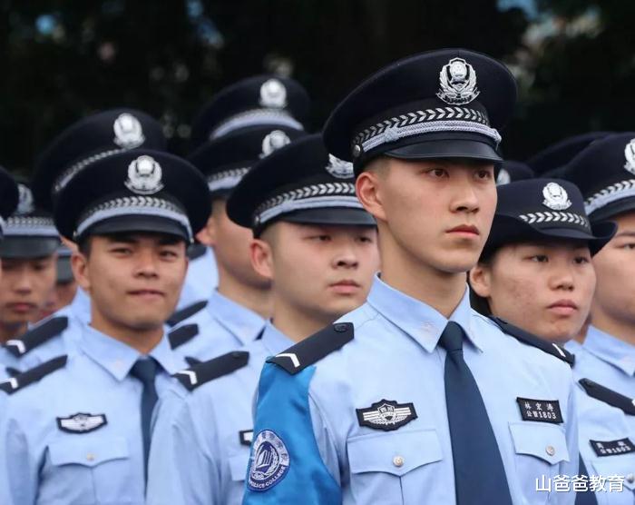 同样是警察, 本科入警和研究生入警谁更好? 过来人的话让人清醒