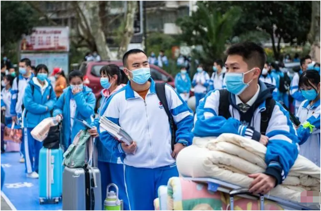 山东某高中大年初六提前开学, 结果被学生举报, 校长做法惹争议!