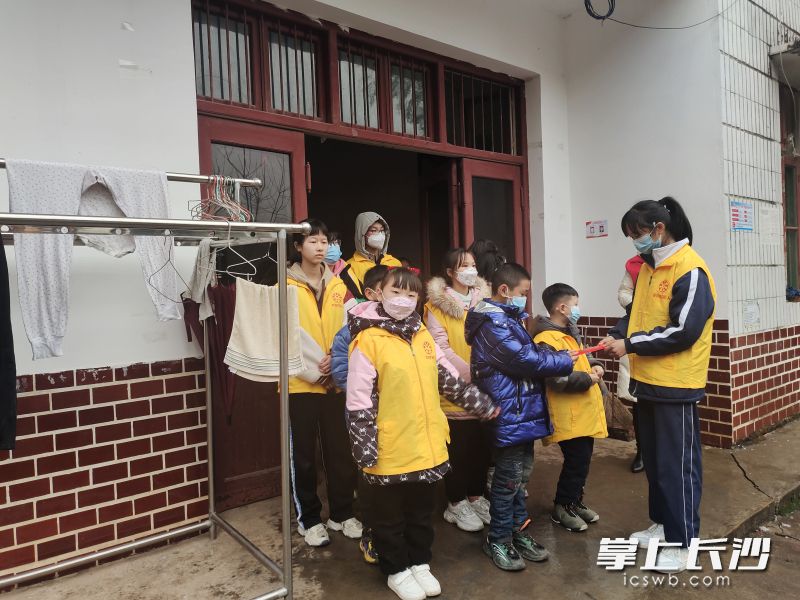 百余名中小学生捐压岁钱认领寒门学子生活费