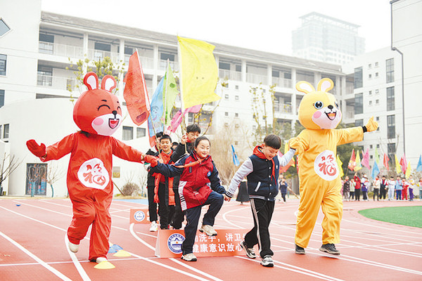 校长扮演“萌兔”领跑 开启“开学第一课”