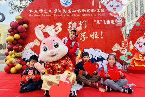 直击开学首日|上海中小学校园喜气洋洋, 祝福孩子们“兔”飞猛进