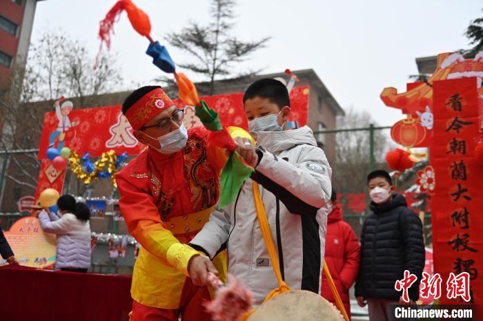 兰州小学生迎“西北味”入学礼：打太平鼓堆雪人启智润心