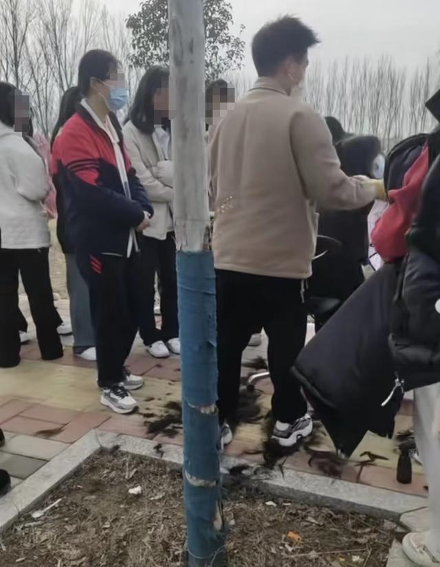 开学时女生校门口排队统一剪发, 教体局: 将核实调查, 是学校内部要求