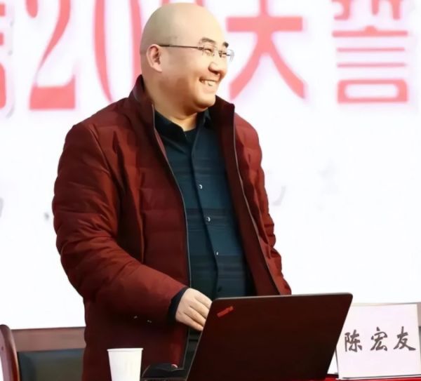 毕业于北京师范大学, 更是华东师范硕士, 怒批学生毫无底线