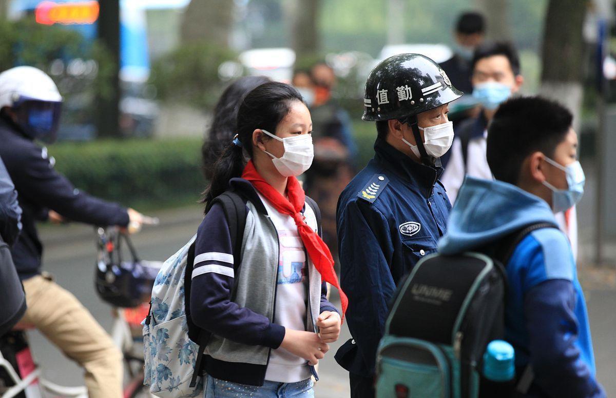 甲流人数已超新冠, 多地中小学被迫停课, 家长: 这并不是普通感冒