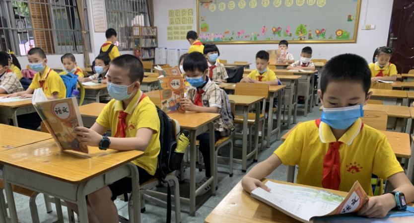 这是看人下菜碟? 某小学按父母职业、学历安排座位, 回应却称误会