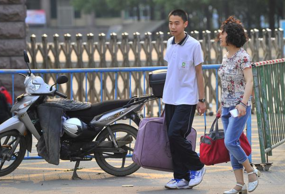 湖南一私立
, 男生交不起学费跳楼轻生, 班主任和学校挺无辜的